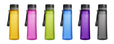 Beyaz arka planda su bulunan farklı şık kapalı şişelerle ayarlanmış. Pankart tasarımı