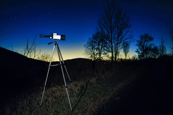 现代望远镜和美丽的天空在户外的夜晚 学习天文学 — 图库照片