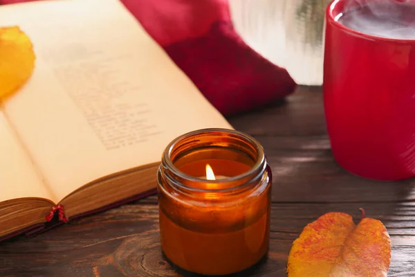Queimando Vela Perfumada Xícara Chá Livro Mesa Madeira Ambiente Outono — Fotografia de Stock