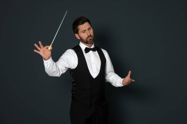 Gri arka planda batonu olan profesyonel iletken