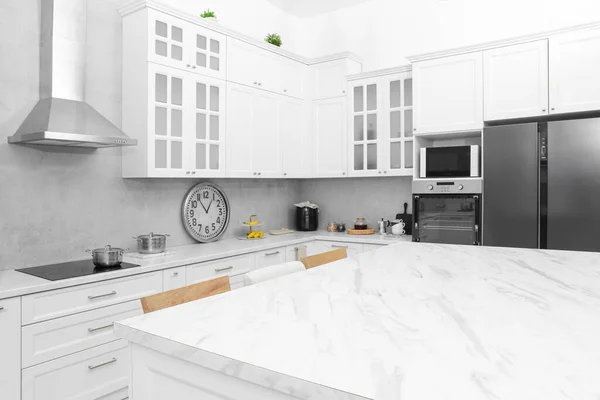 Schöne Kücheneinrichtung Mit Stilvollen Modernen Möbeln — Stockfoto