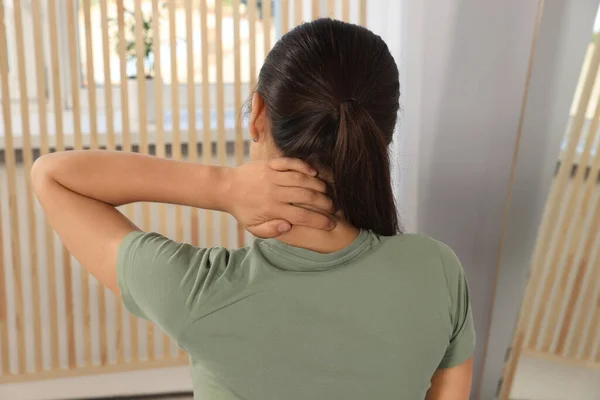 Young Woman Suffering Neck Pain Indoors Back View — Stock Photo, Image