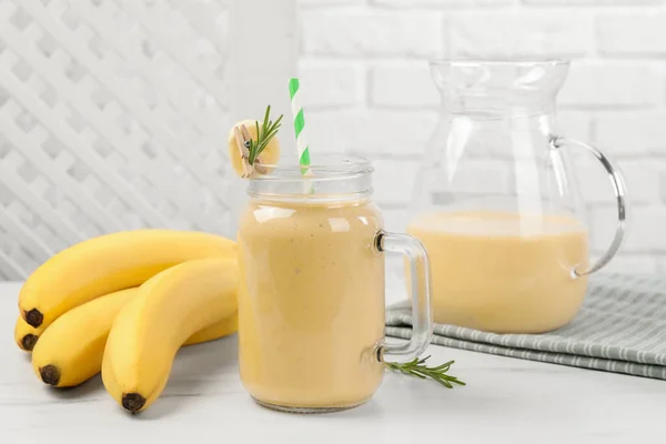 Einmachglas Und Krug Mit Leckerem Bananen Smoothie Mit Frischen Früchten — Stockfoto