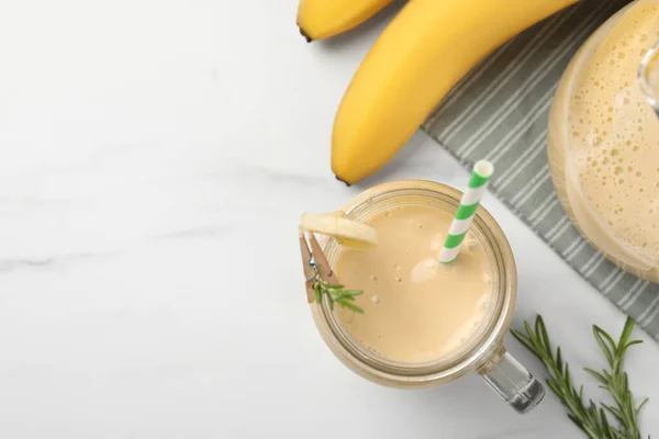 Einmachglas Mit Leckerem Bananen Smoothie Mit Stroh Und Frischen Früchten — Stockfoto