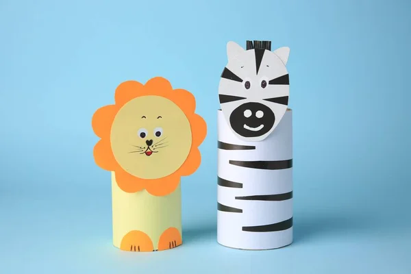 Spielzeuglöwe Und Zebra Aus Toilettenpapier Naben Auf Hellblauem Hintergrund Handgemachte — Stockfoto
