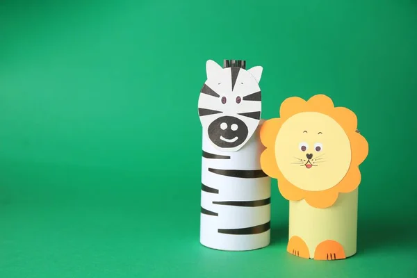 Spielzeuglöwe Und Zebra Aus Toilettenpapier Naben Auf Grünem Hintergrund Platz — Stockfoto