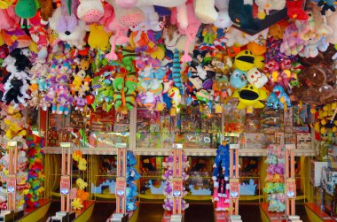 Hollanda, Groningen - 18 Mayıs 2022: Kazanmak için farklı oyuncakları olan güzel tezgah