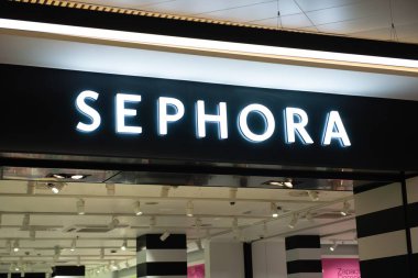 Varşova, Polonya - 08 Eylül 2022: Alışveriş merkezinde Sephora mağazası