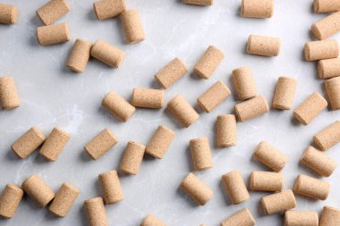 Şarap şişesi mantarları açık gri mermer masada, düz yatıyordu.