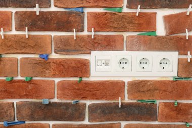 Duvarda döşeme sistemi olan dekoratif tuğlalar