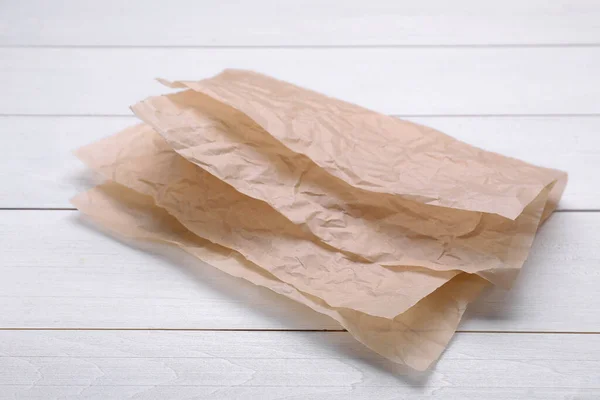 Bleche Backpapier Auf Weißem Holztisch — Stockfoto