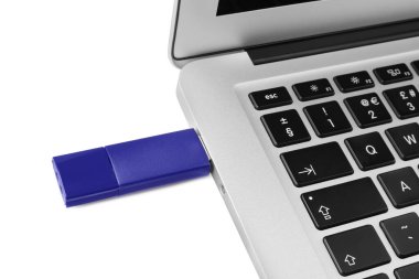 Beyaz arkaplandaki dizüstü bilgisayara bağlı Usb flash diski