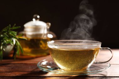 Ahşap masada bir fincan aromatik bitki çayı. Metin için boşluk