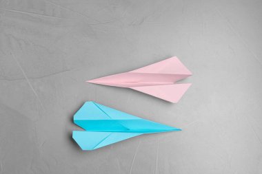 El yapımı kağıt uçaklar açık gri masada, düz yatıyordu.