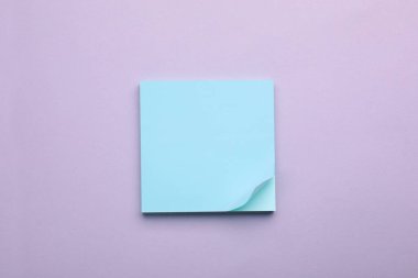 Açık mor arkaplan üzerine kağıt not, üst görünüm