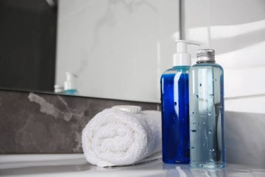 Banyoda banyo jeli şişeleri ve havluyu lavaboya sardım. Metin için boşluk