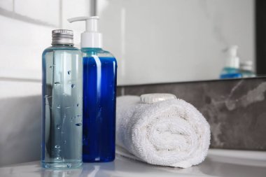 Banyoda banyo jeli şişeleri ve havluyu lavaboya sardım.