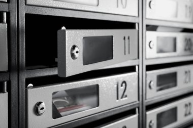 Boş posta kutusunu anahtar deliği ve numarayla aç, kapat