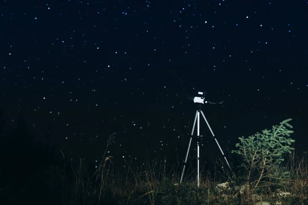 现代望远镜和美丽的夜空在室外 学习天文学 — 图库照片