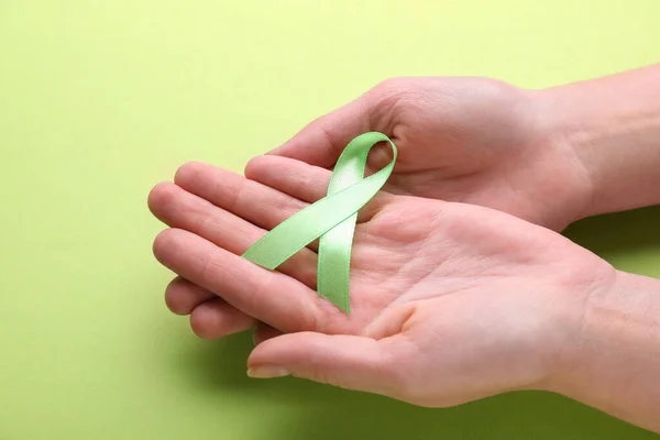 Journée Mondiale Santé Mentale Femme Tenant Ruban Vert Sur Fond — Photo
