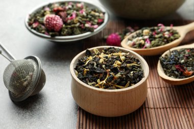 Gri masada farklı bitkisel çaylar, yakın plan.