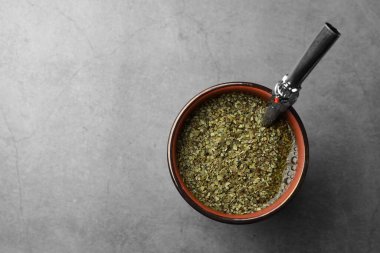 Guampa, Bombilla ve Mate çayı, gri masada, üst manzara. Metin için boşluk