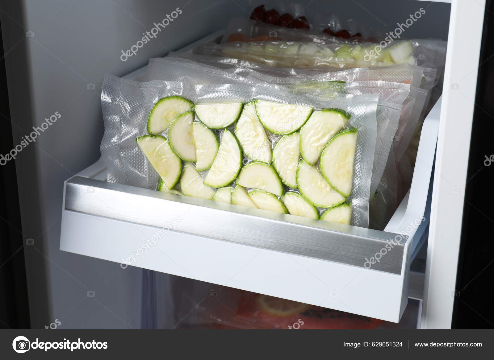 https://st5.depositphotos.com/16122460/62965/i/1600/depositphotos_629651324-stock-photo-vacuum-bags-different-products-fridge.jpg