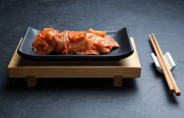 Gri masada servis edilen Çin lahanalı nefis kimchi.