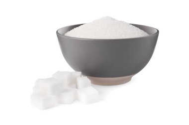 Beyaz zemin üzerinde kase ile granüle edilmiş ve küp şeker