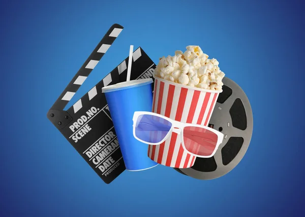 青い背景に映画のクラッパー ドリンク ポップコーン 3Dメガネやフィルムリール コラージュデザイン — ストック写真