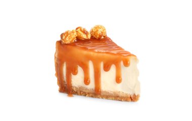 Beyaz üzerine karamelli ve patlamış mısırlı lezzetli bir pasta.