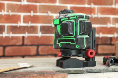 Kapalı alanda modern lazer seviyesi, Tex için yer. Döşeme kurulum süreci