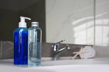 Banyodaki lavaboda bir şişe duş jeli. Metin için boşluk