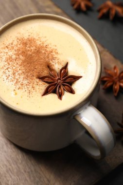 Siyah masanın üstünde anason ve tarçınlı nefis bir eggnog.