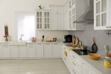 Modern mobilyalarla dolu güzel bir mutfak.