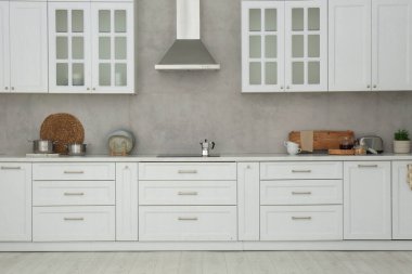 Modern mobilyalarla dolu güzel bir mutfak.