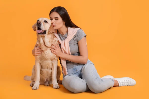 Boldog Csók Aranyos Labrador Retriever Narancssárga Háttér — Stock Fotó