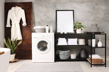 Modern çamaşır makinesi olan şık bir çamaşır odası. İç tasarım