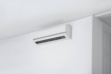 Beyaz duvarda modern klima var. Metin için boşluk