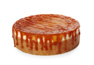 Karamelli leziz cheesecake beyaz üzerine izole edilmiş.