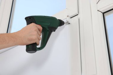 İşçi paten penceresi kuruyor. Kapalı alanda kör nokta.