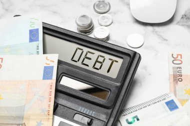 Sözcük borcu ve para ile hesaplayıcı beyaz mermer tablo, yakın plan
