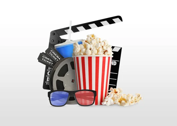 白い背景に映画のクラッパー ドリンク ポップコーン 3Dメガネやフィルムリール コラージュデザイン — ストック写真