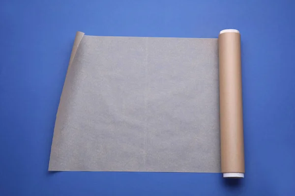 Roll Pečení Papíru Modrém Pozadí Horní Pohled — Stock fotografie