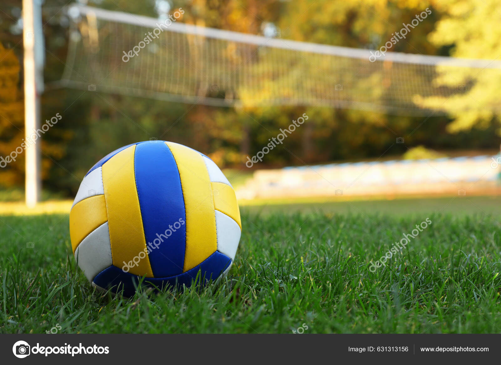Balle Coloree Sur Gazon Pres Terrain Volley Ball Plein Air Photo de stock par NewAfrica 631313156