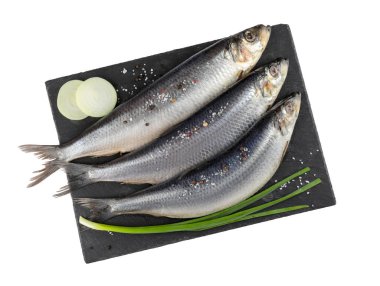 Tuzlu ringa balığı, baharat ve soğanlı levha beyaza izole edilmiş.