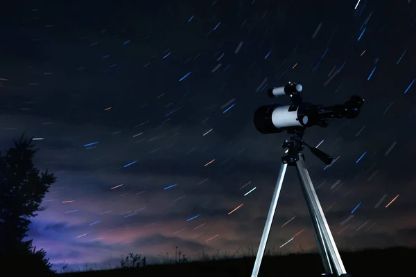 现代望远镜和美丽的夜空在室外 — 图库照片