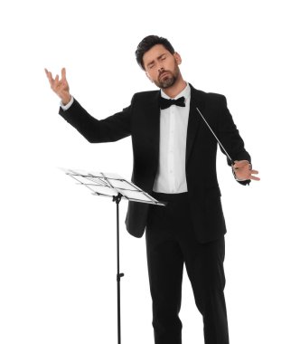 Beyaz zemin üzerinde baton ve not standı olan profesyonel iletken