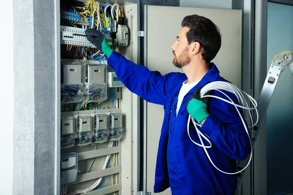 Electricista Con Cables Apagando Interruptores Caja Fusibles Interiores —  Fotos de Stock