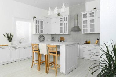 Modern mobilyalarla dolu güzel bir mutfak.